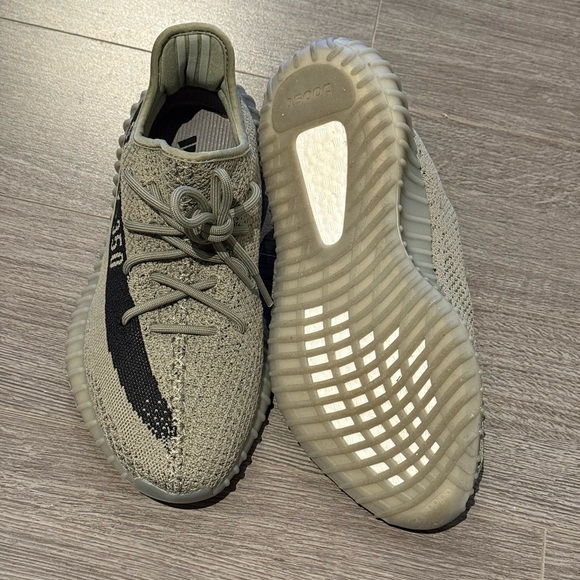 ✨Host pick✨adidas Yeezy Boost 350 V2 - Picture 4 of 7